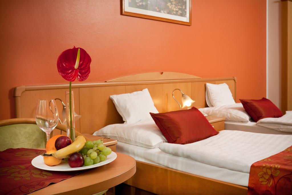 Hotel Kalvaria Győr Exteriör bild