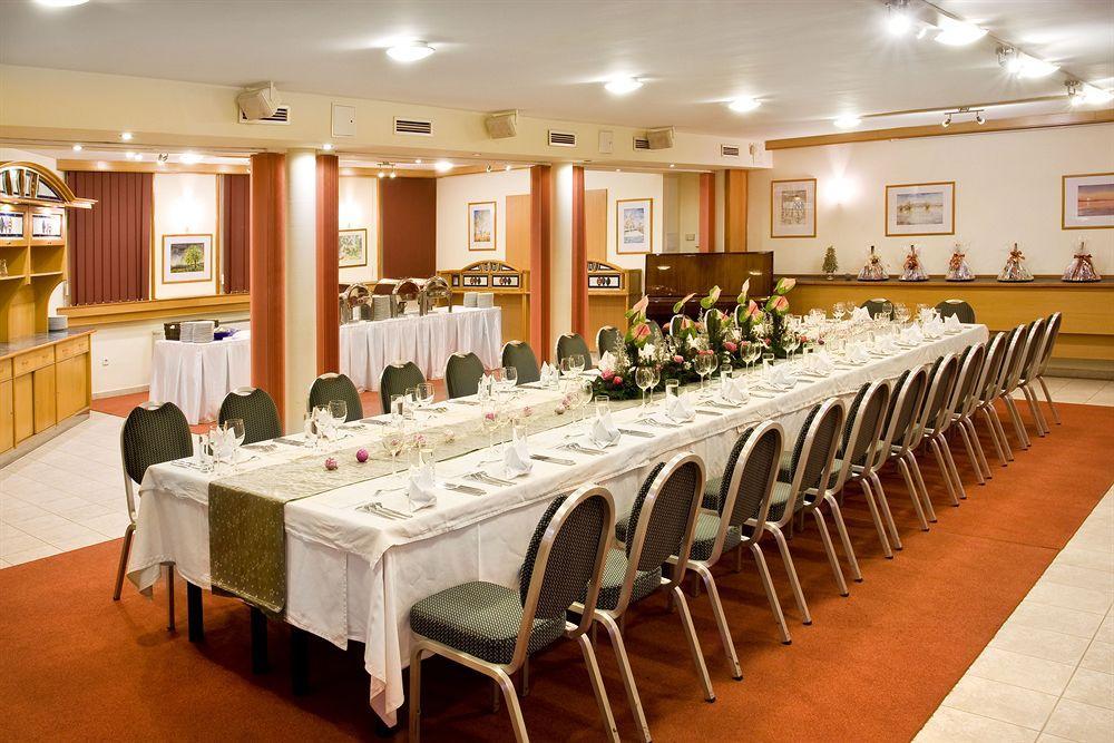 Hotel Kalvaria Győr Exteriör bild